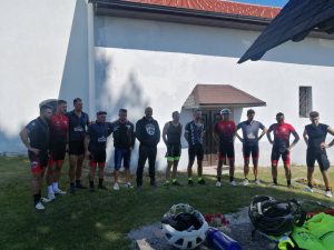 Zbrani ob pokojnem prijatelju